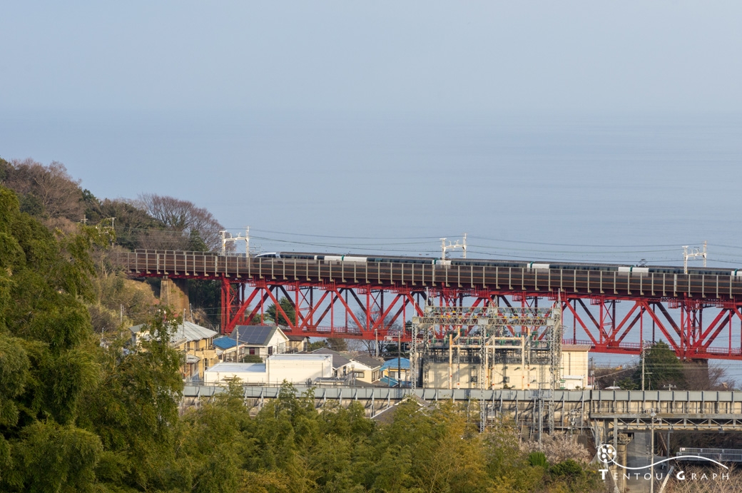 白糸川鉄橋を通過するスーパービュー踊り子号