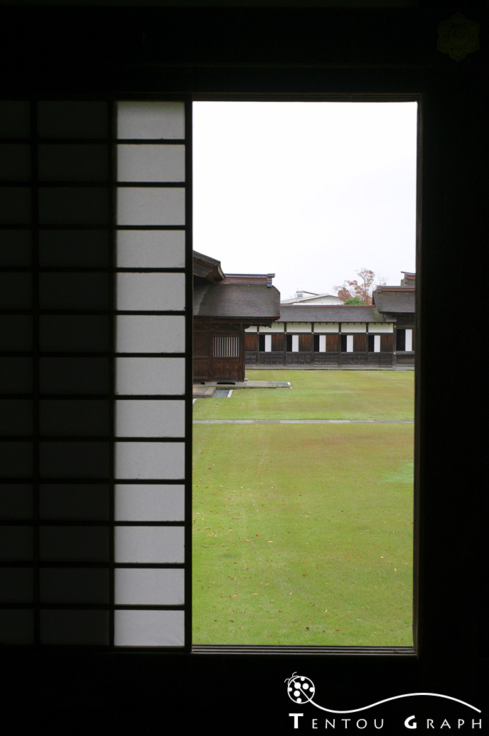 瑞龍寺・回廊から中庭を望む